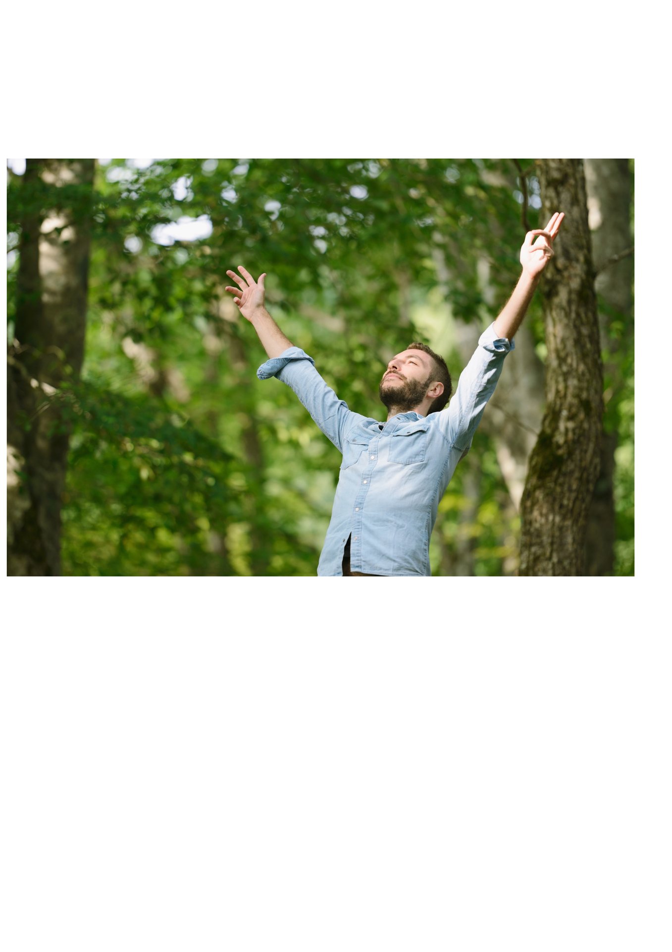 Persona respirando en libertad en medio de la naturaleza